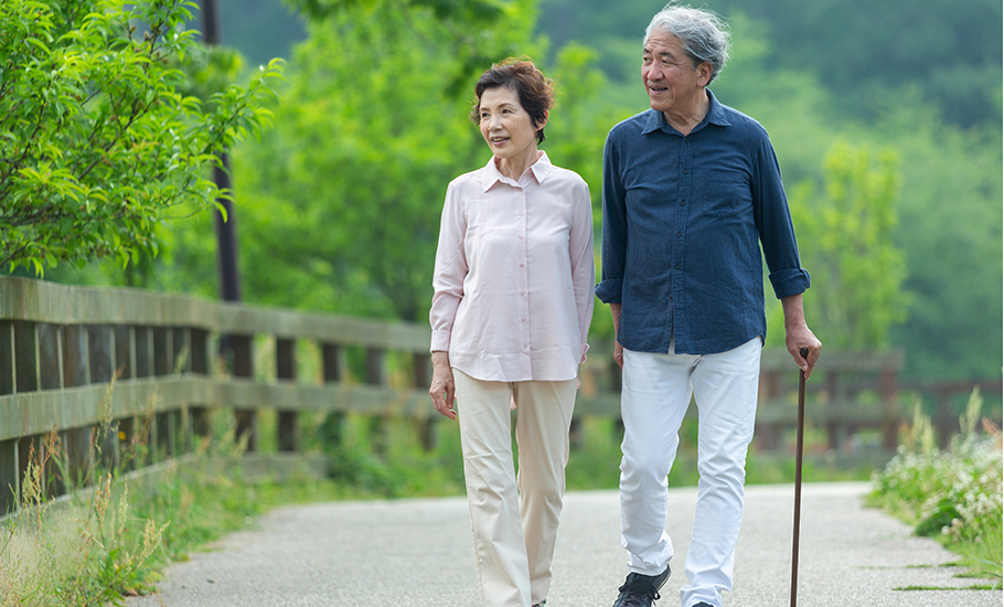 ウォーキングする夫婦