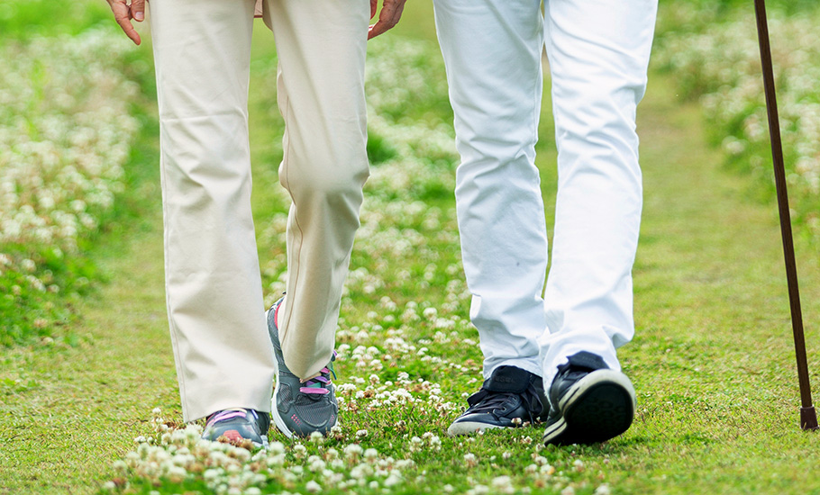 シニア夫婦の運動靴