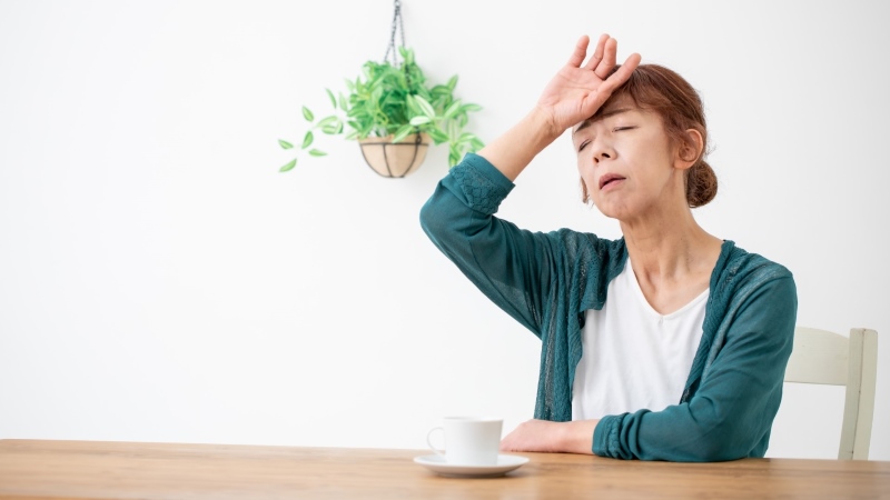 水分補給を怠り体調不調になった高齢者