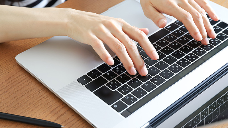パソコンを使って仕事をする手元　ビジネス