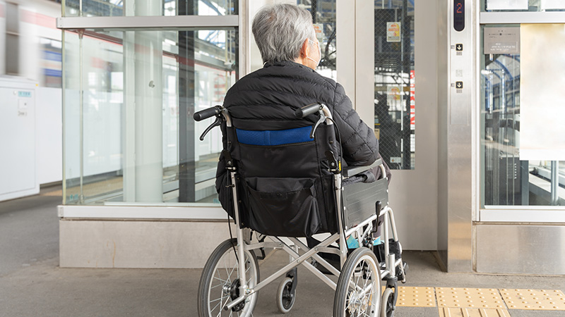 エレベーターを使用するシニア女性