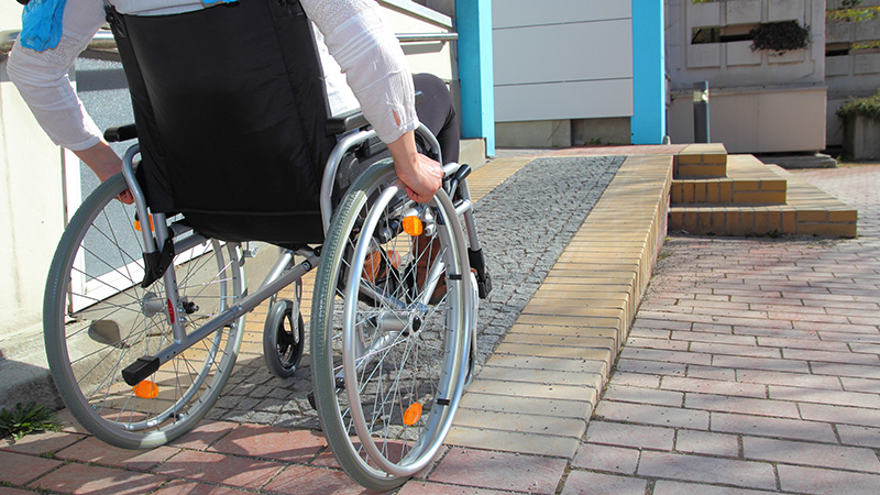スロープを登る車椅子