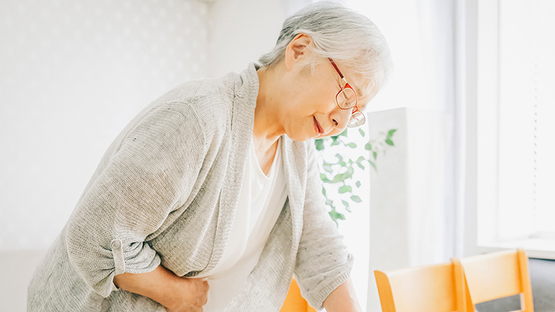 腹痛に悩む女性