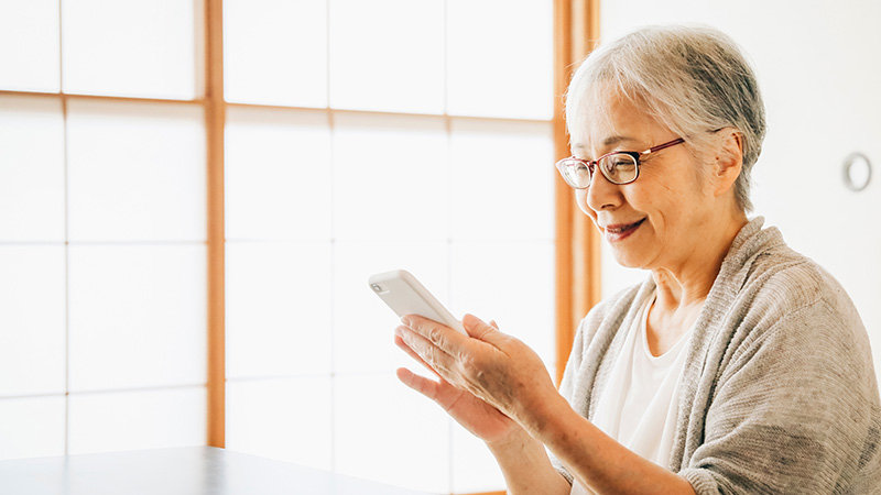 窓際に座るシニア
