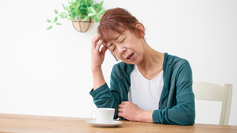 靴選びに失敗してしまったシニア女性