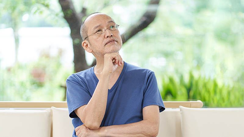 考えるシニア