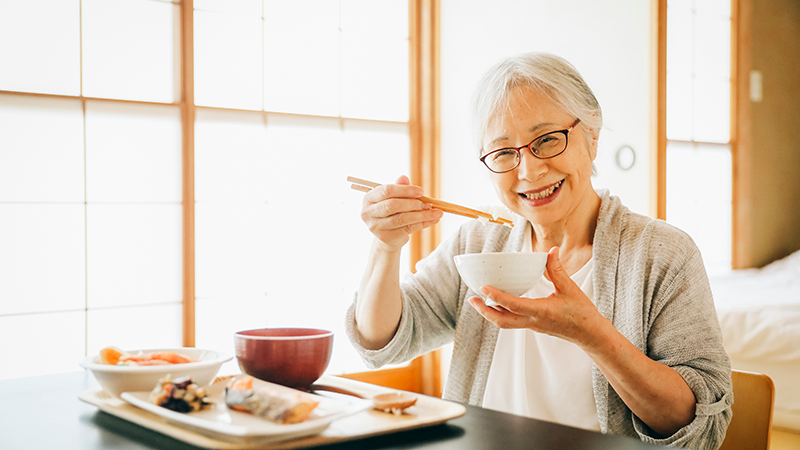 楽しく食事をするシニア