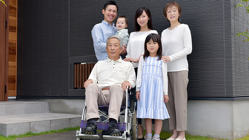 家で家族団欒する三世代家族・ファミリー