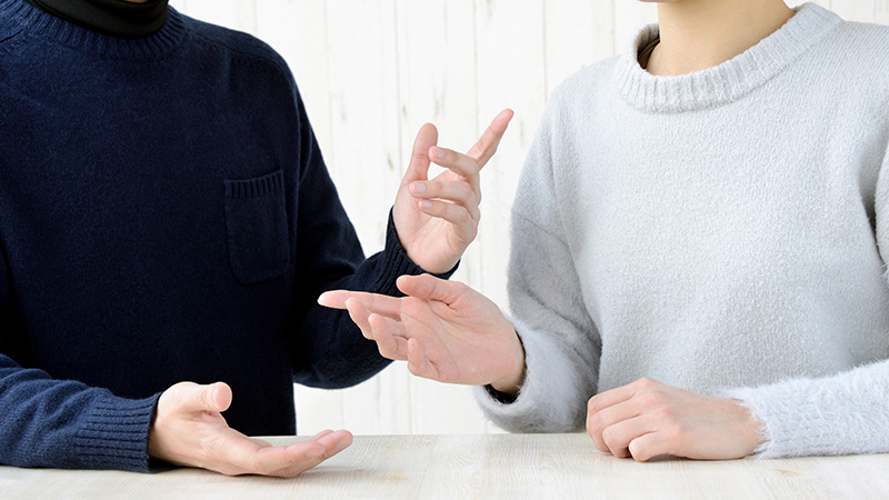 親の介護のことで言い争いをする兄弟姉妹