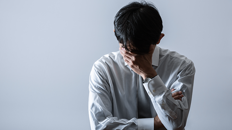 高齢の親の介護に悩むビジネスケアラーの男性