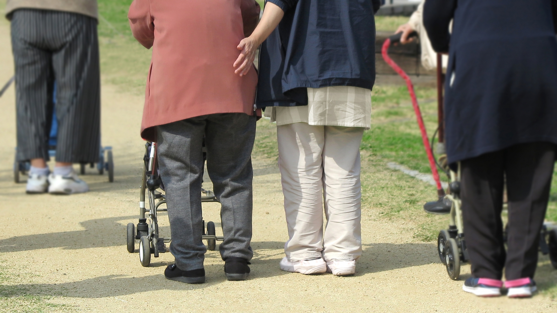 散歩中の高齢者