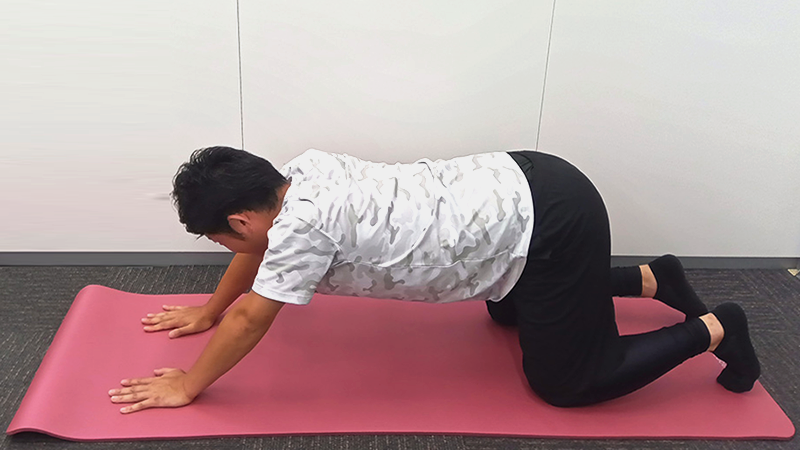 背中のストレッチ1