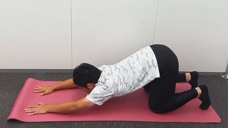 背中のストレッチ1