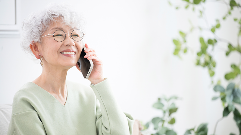 通話を楽しむ高齢女性