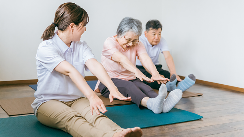 ストレッチをする高齢者