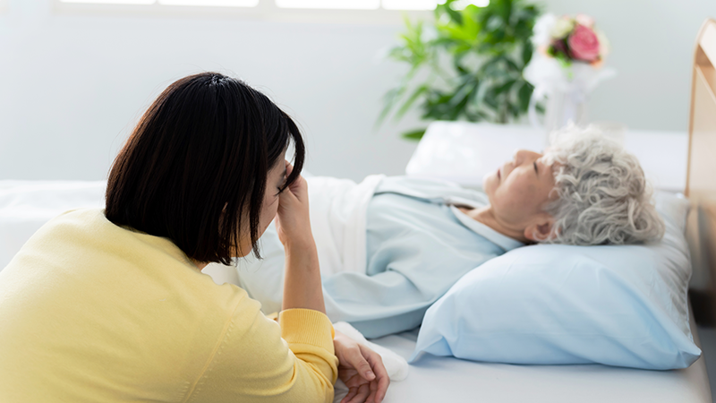 脳卒中で倒れた母親の介護で疲れてしまった女性