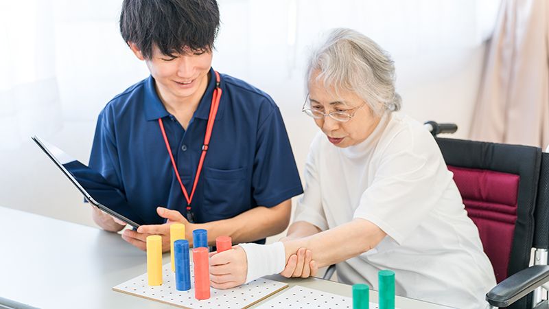 機能訓練しからリハビリテーションを受ける高齢者女性