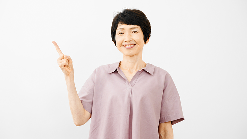 指さしをするシニア女性