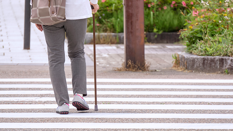 横断歩道を歩くシニア